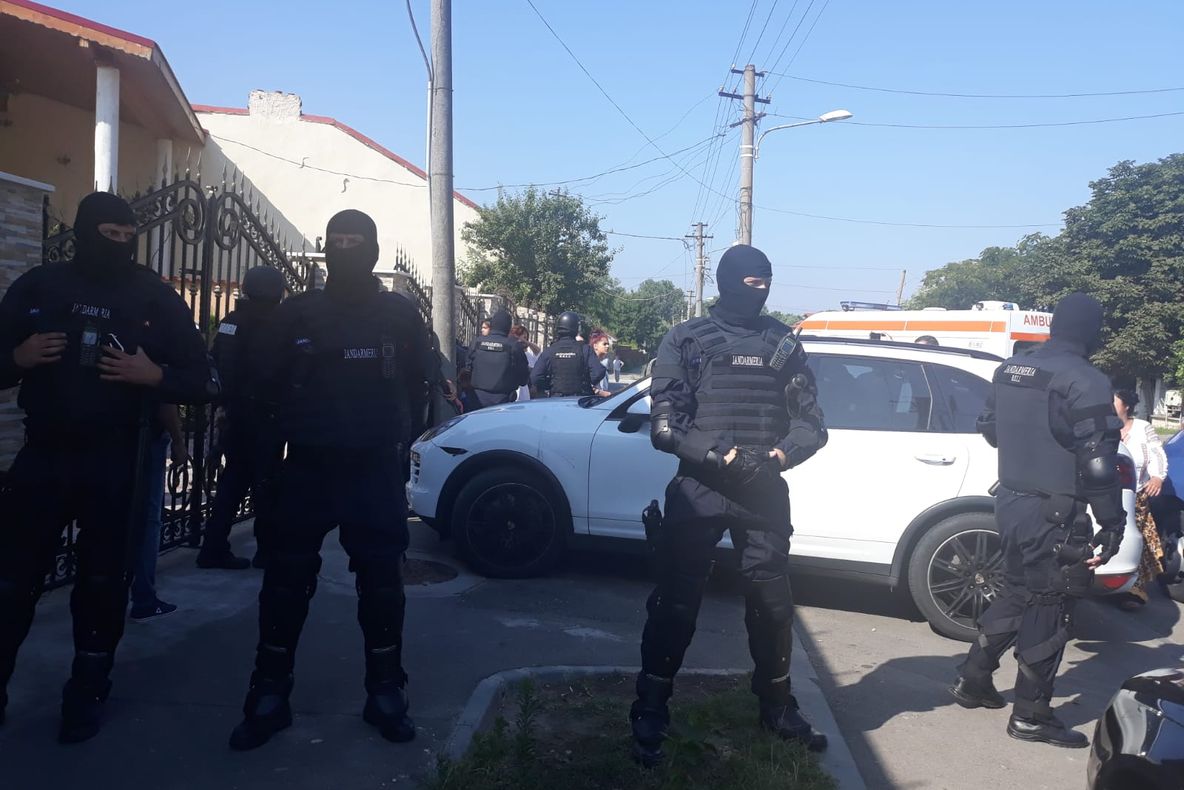Descinderi în forță la un grup infracțional din Craiova cu ramificații în mai mult țări