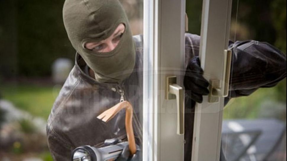 Tânărul a ieșit pe geam cu cagula pe față când a dat nas în nas cu polițiștii. Ce a urmat