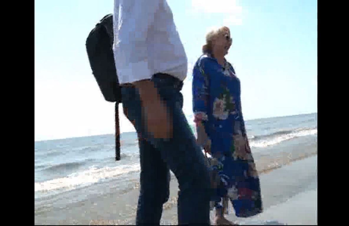 Imagini geniale! Viorica Dăncilă și câțiva miniștri, desculţi, cu picioarele în nisip și în mare