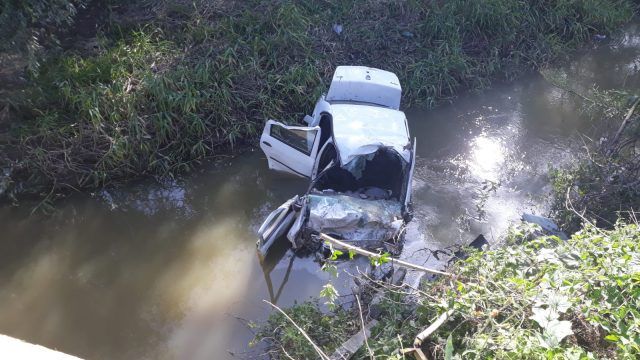 Beat și fără permis, a "zburat" cu mașina de pe pod, la Gherla: două victime
