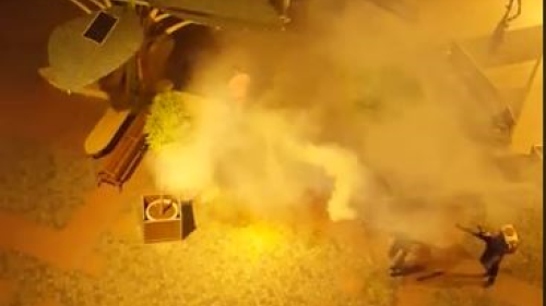 Scene incredibile în Timișoara: Oameni ”gazați” pe stradă cu insecticid. VIDEO