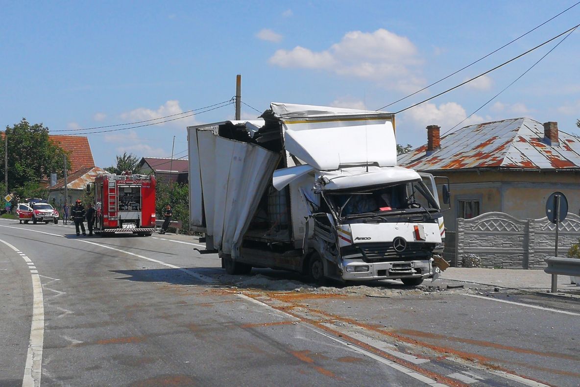 Camion încărcat cu substanțe periculoase, implicat într-un accident rutier, în Dolj
