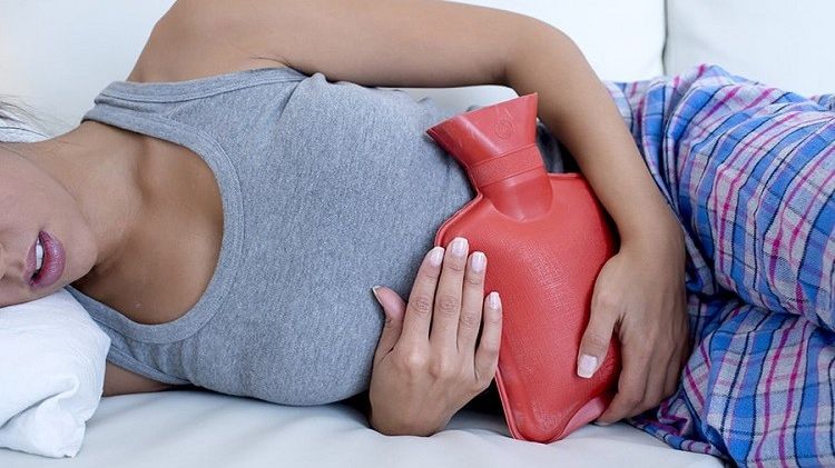 Cum afectează durerile menstruale productivitatea femeii la locul de muncă