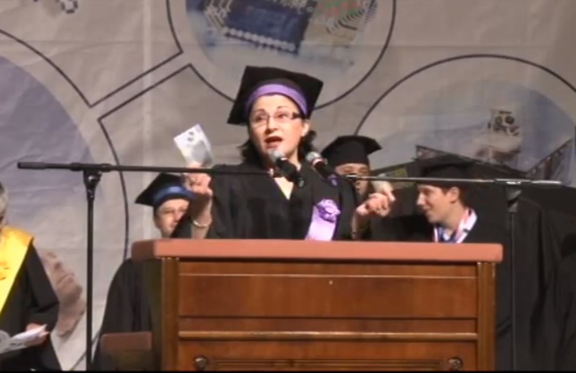 Uluitor! Andronescu a mototolit și a călcat în picioare bancnote sub privirile absolvenților