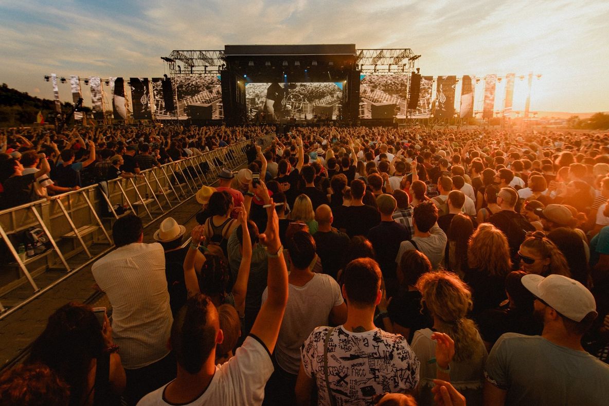 Zeci de persoane prinse cu droguri la Electric Castle