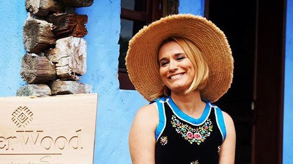 Andreea Esca, pe plajă în costum de baie