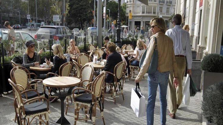 Orașul european preferat de milioane de turiști va interzice fumatul pe terasele restaurantelor