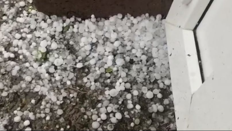 A fost urgie în judeţul Botoşani, grindină şi mai multe acoperişuri luate de vânt (VIDEO) 