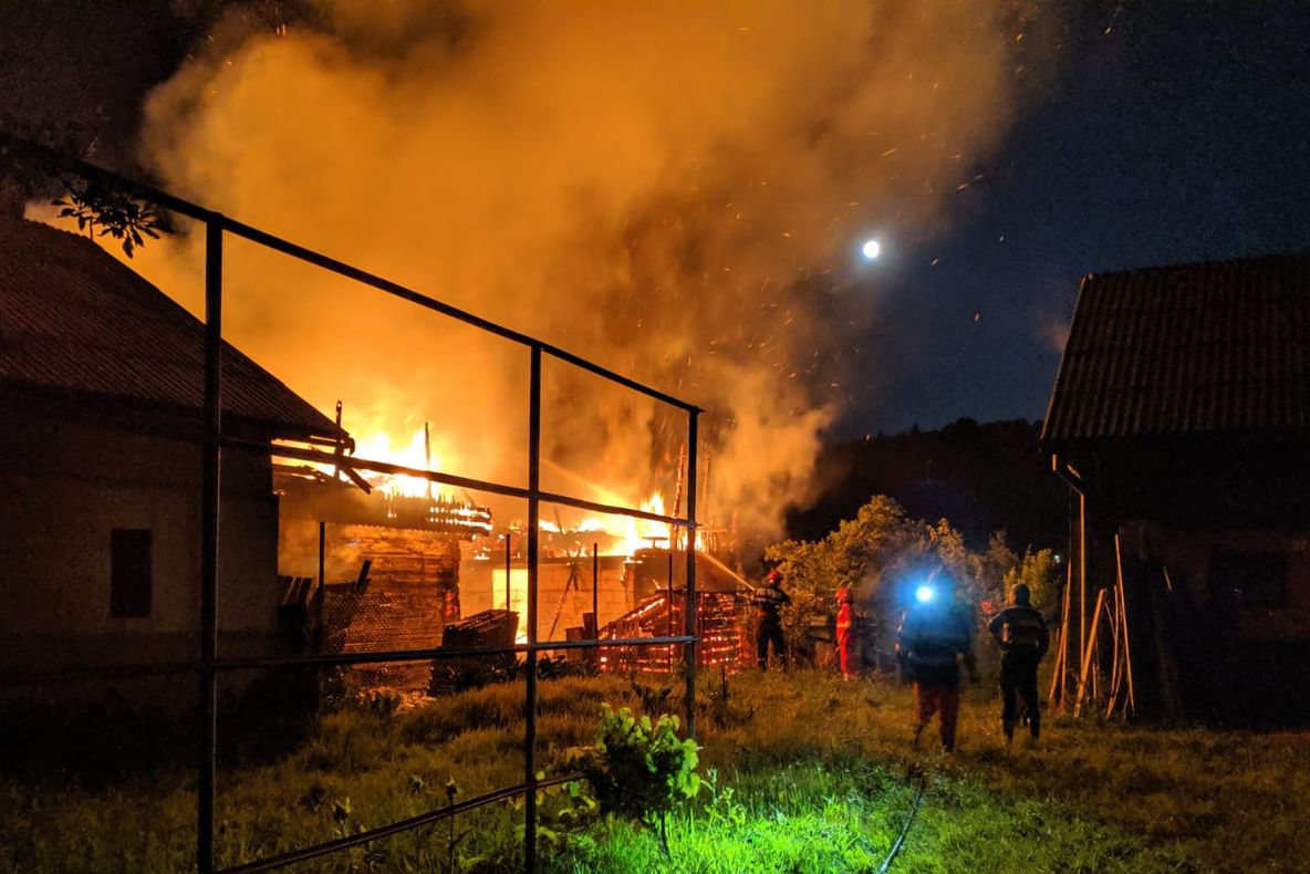 Casă de vacanţă din Bistriţa, mistuită de flăcărei (GALERIE FOTO+VIDEO)