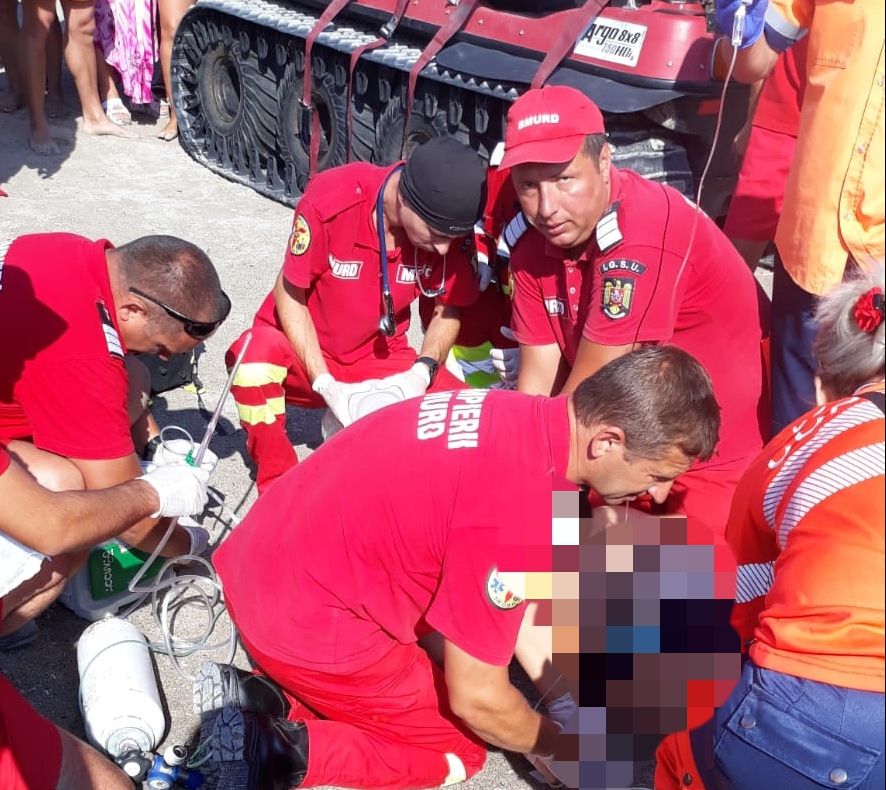 Alertă la Saturn. Bărbat înecat, scos din valurile mării(Video)