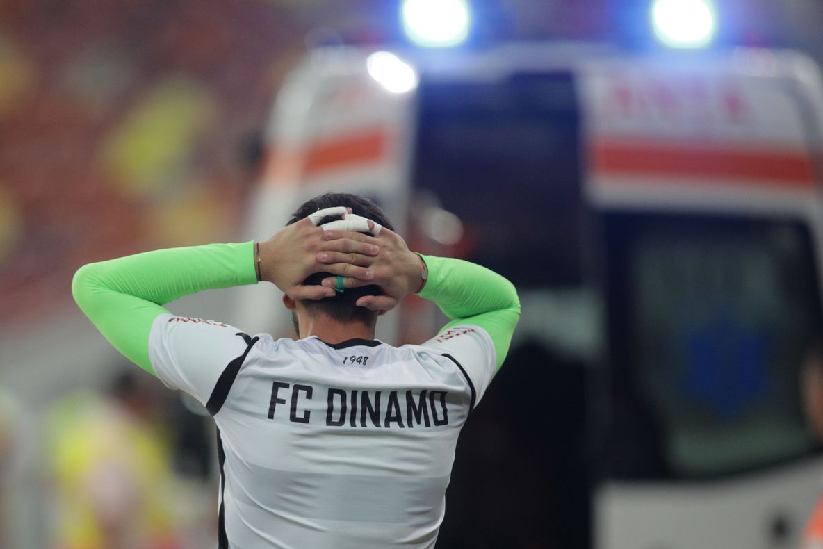 Scene incredibile, pe Arena Națională! Eugen Neagoe, dus cu ambulanța la spital, după ce a leşinat