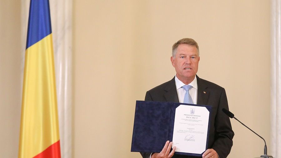 Klaus Iohannis a semnat, în direct, legea votului anticipat şi prin corespondenţă 