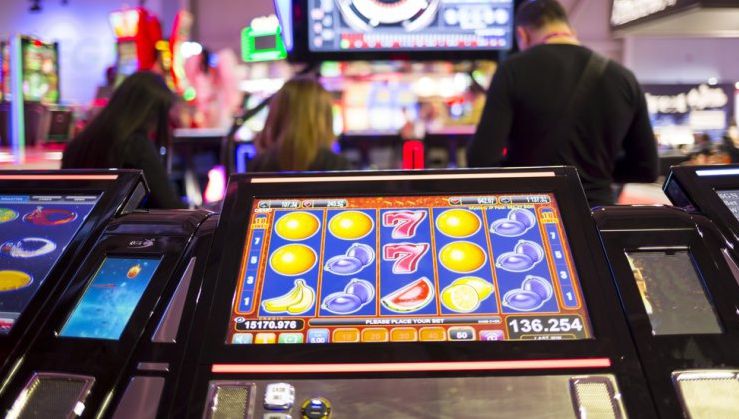 Pariorii și împătimiții de jocuri de noroc își pierd ajutoarele sociale