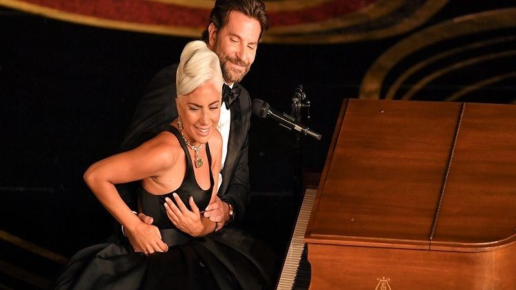 Lady Gaga şi poza cu Bradley Cooper ce o dă de gol: artista pare a fi însărcinată!