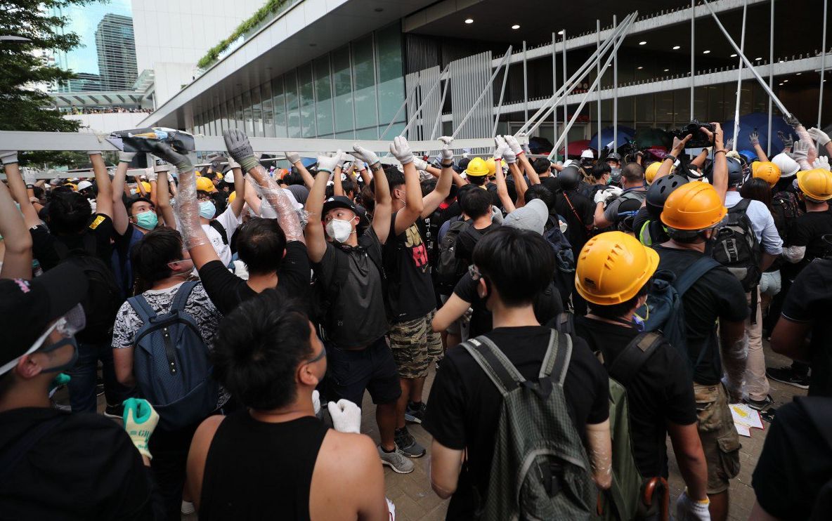 Revoltă masivă la Hong Kong. Protestatarii au forțat intrarea în Guvern și Parlament (VIDEO)