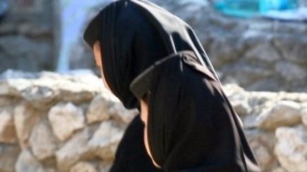 Mai multe persoane, înșelate de false măicuțe care ofereau servicii religioase online. Prejudiciu uriaș