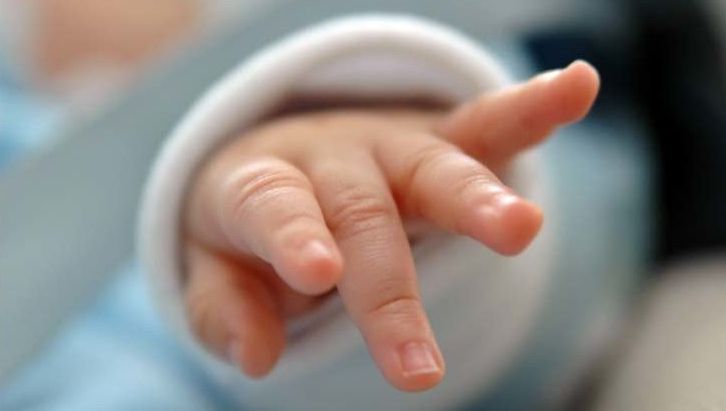 Bebeluș mort, după ce mama sa l-a născut acasă