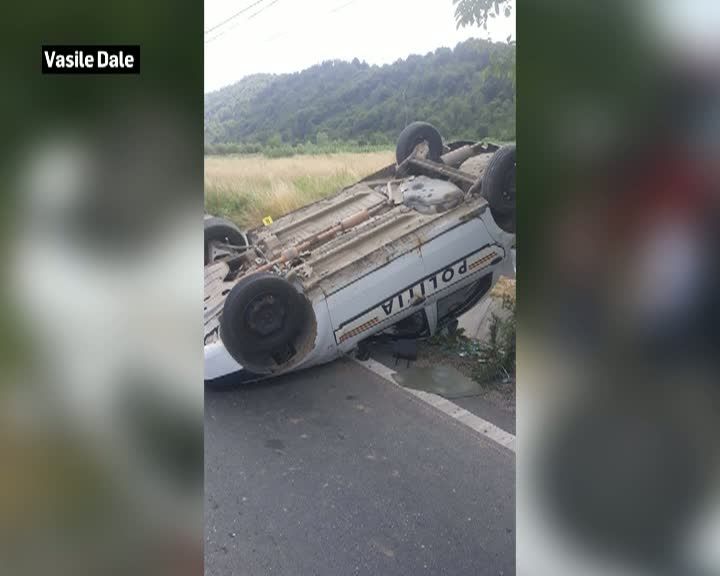 Mașină de poliție răsturnată în timpul unei urmăriri. O polițistă, rănită. Imagini cumplite