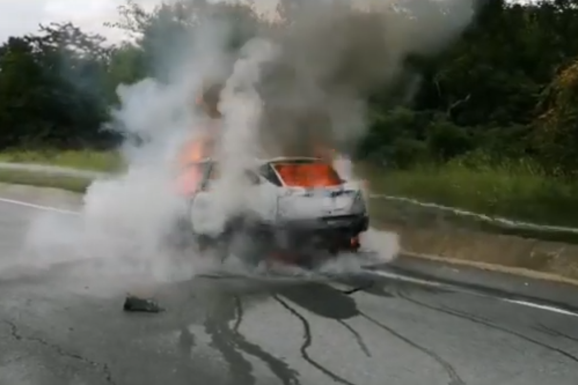 Imagini incredibile. Autoturism în flăcări pe DN 65. Cum a reușit șoferul să se salveze?