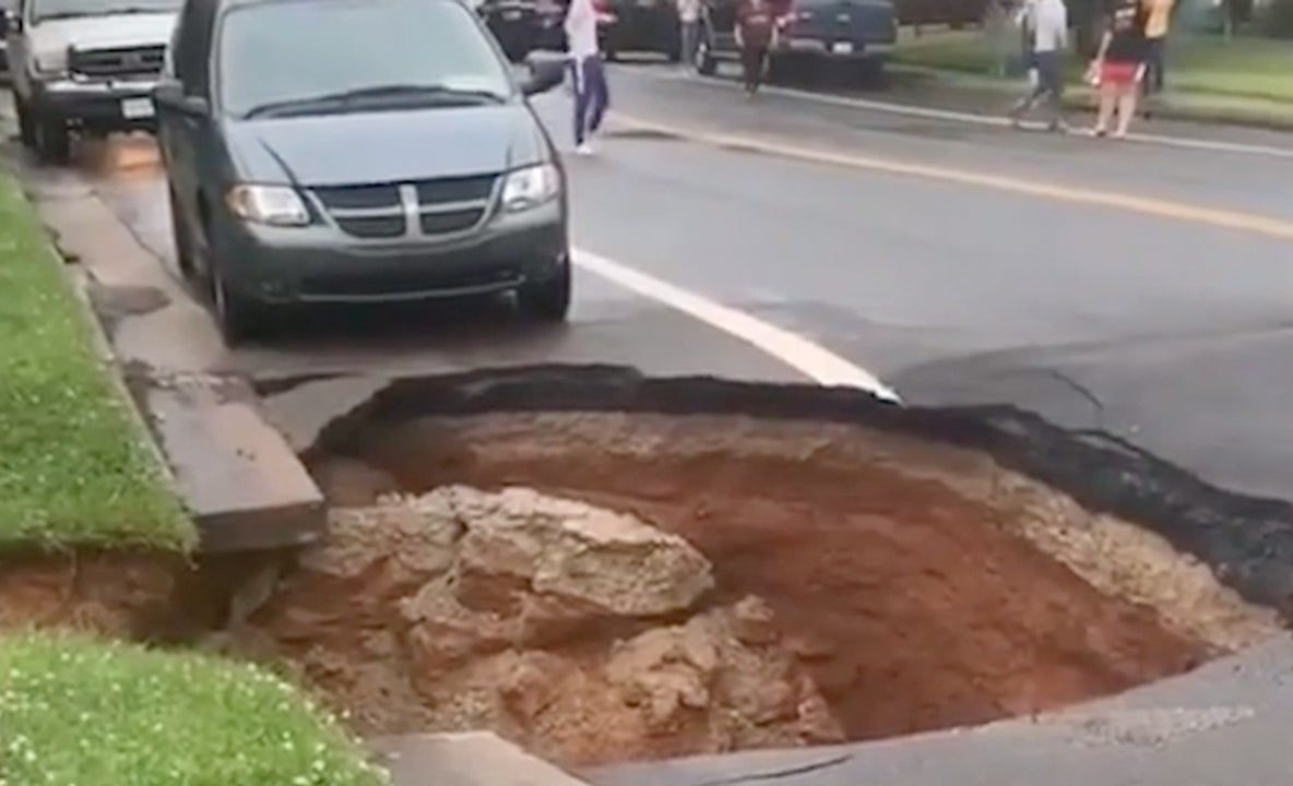 Imagini terifiante. O maşină a fost înghiţită de pământ, sub ochii îngroziți ai oamenilor