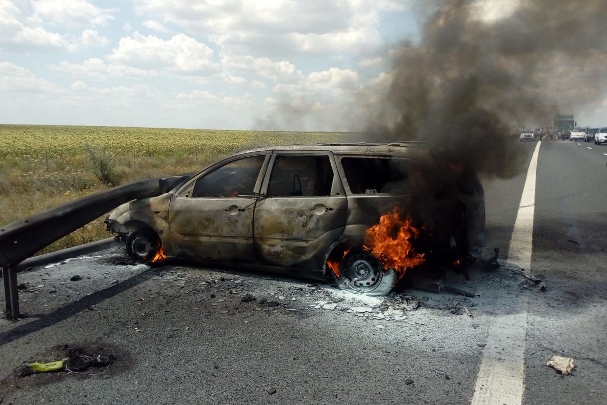 VIDEO Autoturism în flăcări pe autostrada A2. Traficul rutier, blocat
