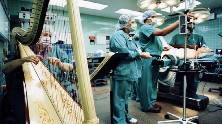 Melodia care te calmează înainte de o operație la fel de mult precum un medicament