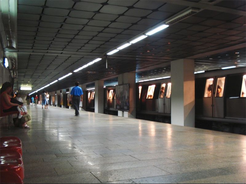 Accident cumplit la metrou: O persoană a căzut pe şine la staţia Aurel Vlaicu