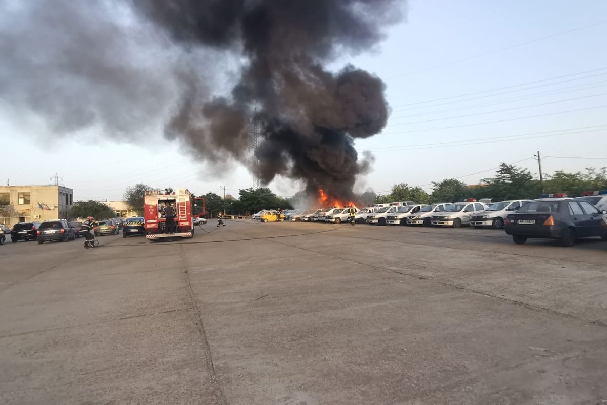 Alertă la Constanța. Microbuz în flăcări, în curtea secției de poliție. FOTO + VIDEO