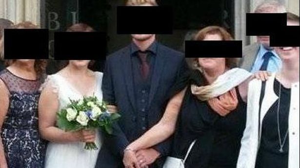 Fotografie bizară de nuntă. Soacra o împiedică pe mireasă să-și ia mirele de mână. De ce face asta?