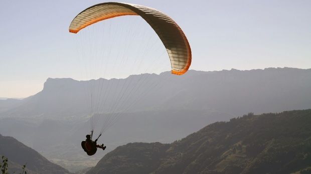 Un parapantist francez dispărut în Covasna a fost găsit după multe căutări în Vrancea