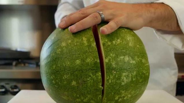 Greşeala pe care o faci atunci când mănânci pepene şi care te poate îmbolnăvi