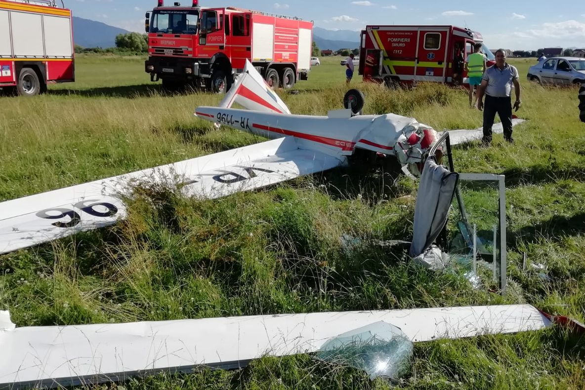Planor prăbușit în judeţul Braşov UPDATE | Pilotul de 23 de ani are fractură la coloana cervicală