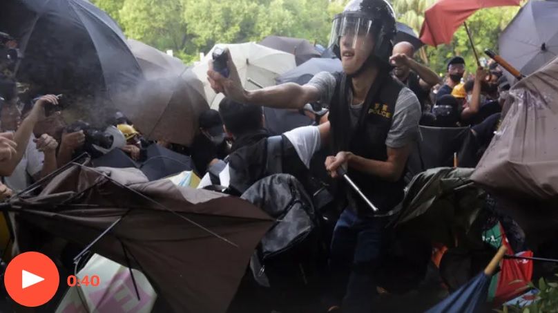 Ciocniri violente în Hong Kong, după protestele uriașe