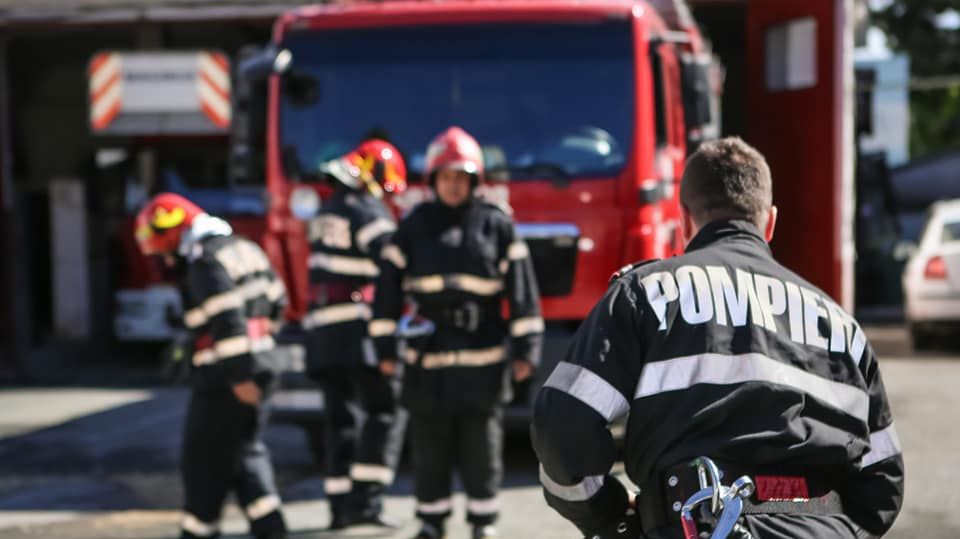 Locomotiva unui tren, în flăcări în Vâlcea. 20 de pasageri se aflau în vagoane