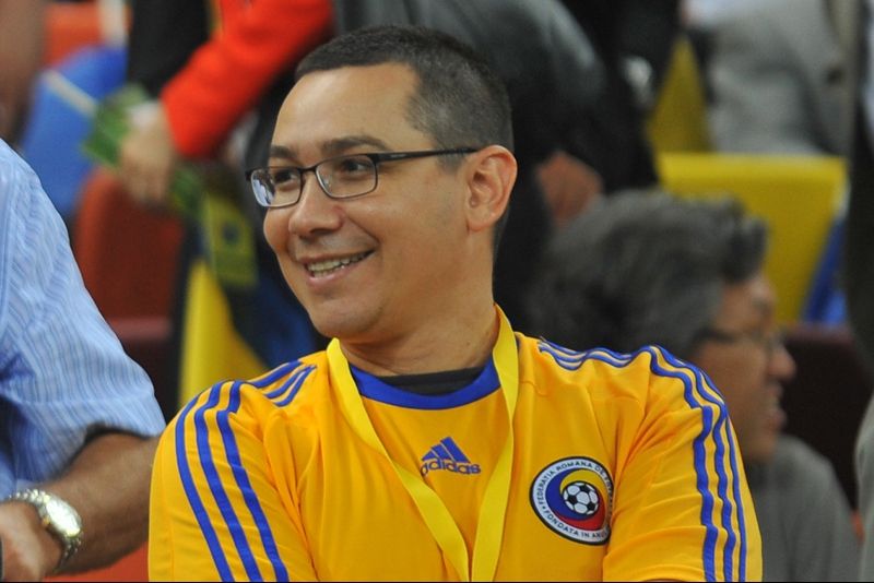 Politicienii români, puși la zid: ”Și-au pus tricoul galben și se cred patrioți”