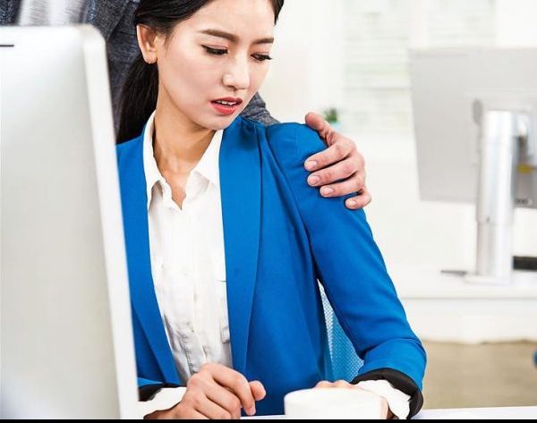 Femeia a publicat PROBA că e hărțuită sexual și a fost trimisă direct în închisoare