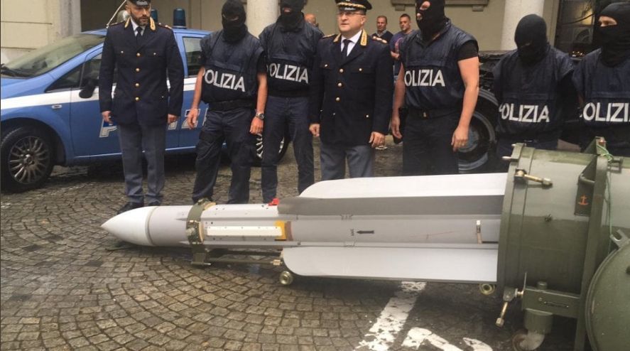 O rachetă și un adevărat arsenal militar, găsite la extremiștii italieni. Filiera pro-rusă