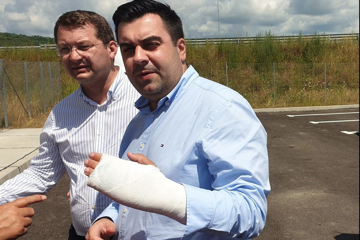 Răzvan Cuc, în vizită pe şantier, promisiuni şi indicaţii cu mâna în ghips