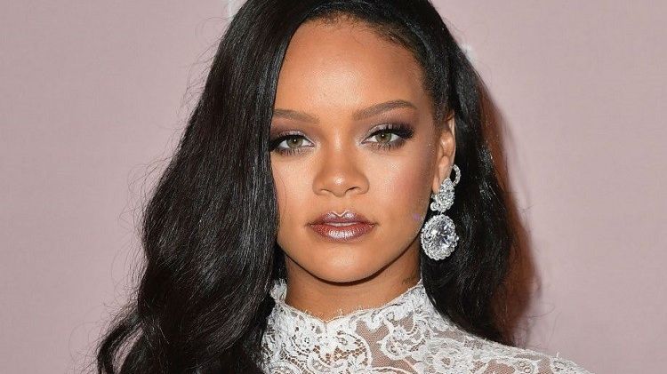Rihanna aproape că și-a scăpat telefonul din mână când a văzut cum arată noua ei sosie