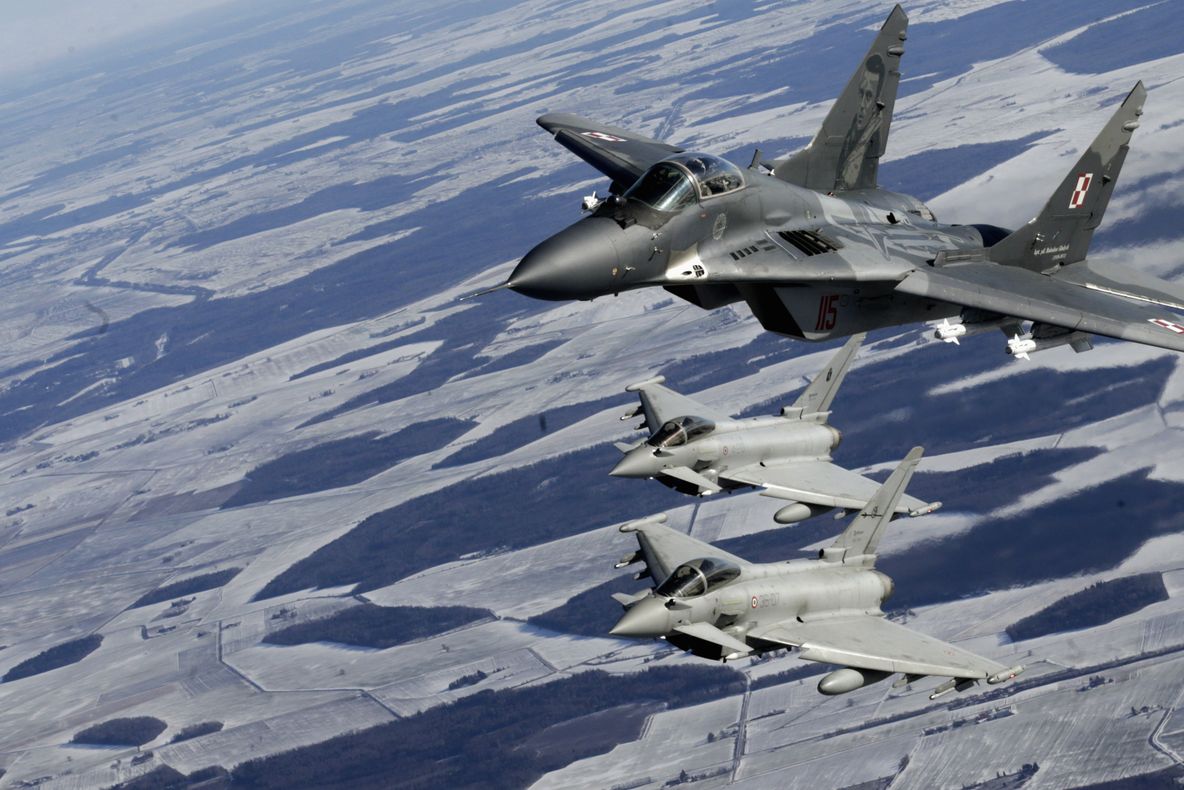 Marea Neagră fierbe. Rusia a interceptat un avion american. Manevre militare NATO