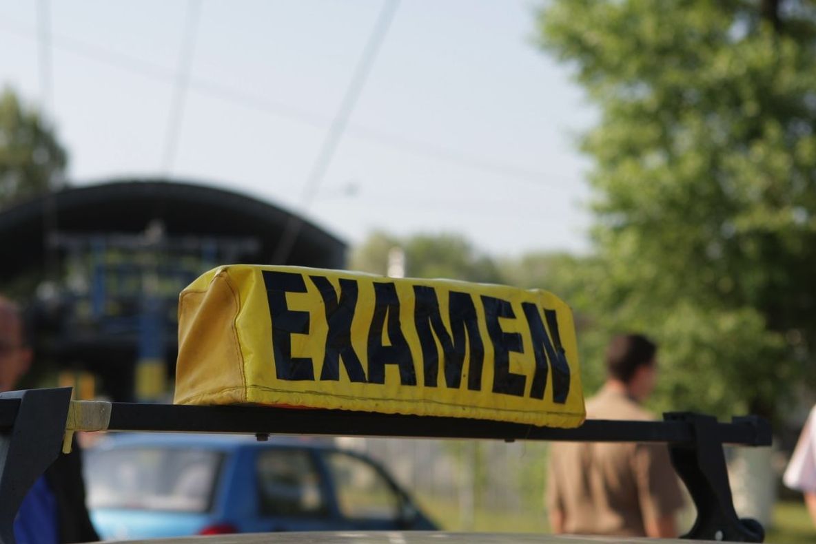 Instructor auto prins băut la volan, chiar în timpul orelor