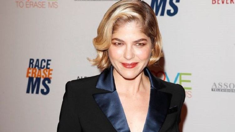 Selma Blair s-a ras în cap și merge în baston