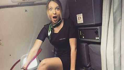 Scandal în avion: doi iubiţi s-au luat la bătaie. I-a zdrobit laptopul în cap. Oamenii, îngroziţi!