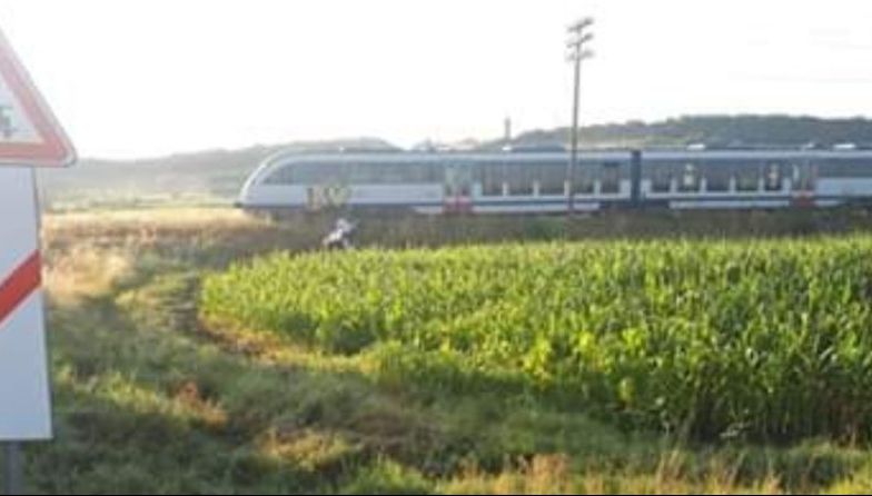 O mașină a fost spulberată de tren la Reghin: un om a murit, trei se zbat între viață și moarte