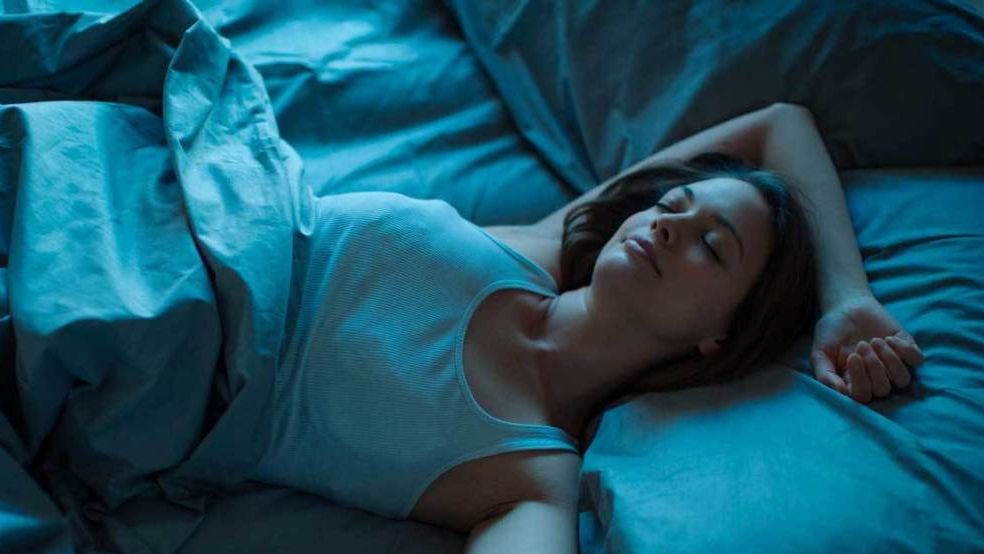 Un hoț intră noaptea în casele oamenilor și îi privește cum dorm. Poliția, în alertă