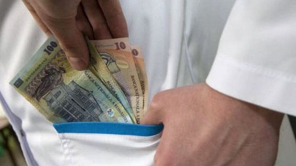 Un medic ortoped, prins în flagrant când lua mită 500 de lei