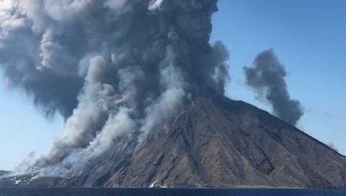 Vulcanul Stromboli a erupt violent: un mort, mai mulți răniți în paradisul sicilian -VIDEO DRAMATIC