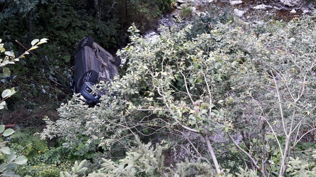 Intervenție periculoasă, pe Transfăgărășan. Mașină căzută în râpă: 3 victime