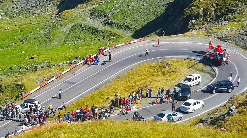 Pericol pe Transfăgărăşan din cauza unor puşti teribilişti: s-au urcat pe capota unei maşini în mers