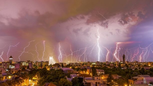 Vremea se răcește în București. Alertă de ploi și averse